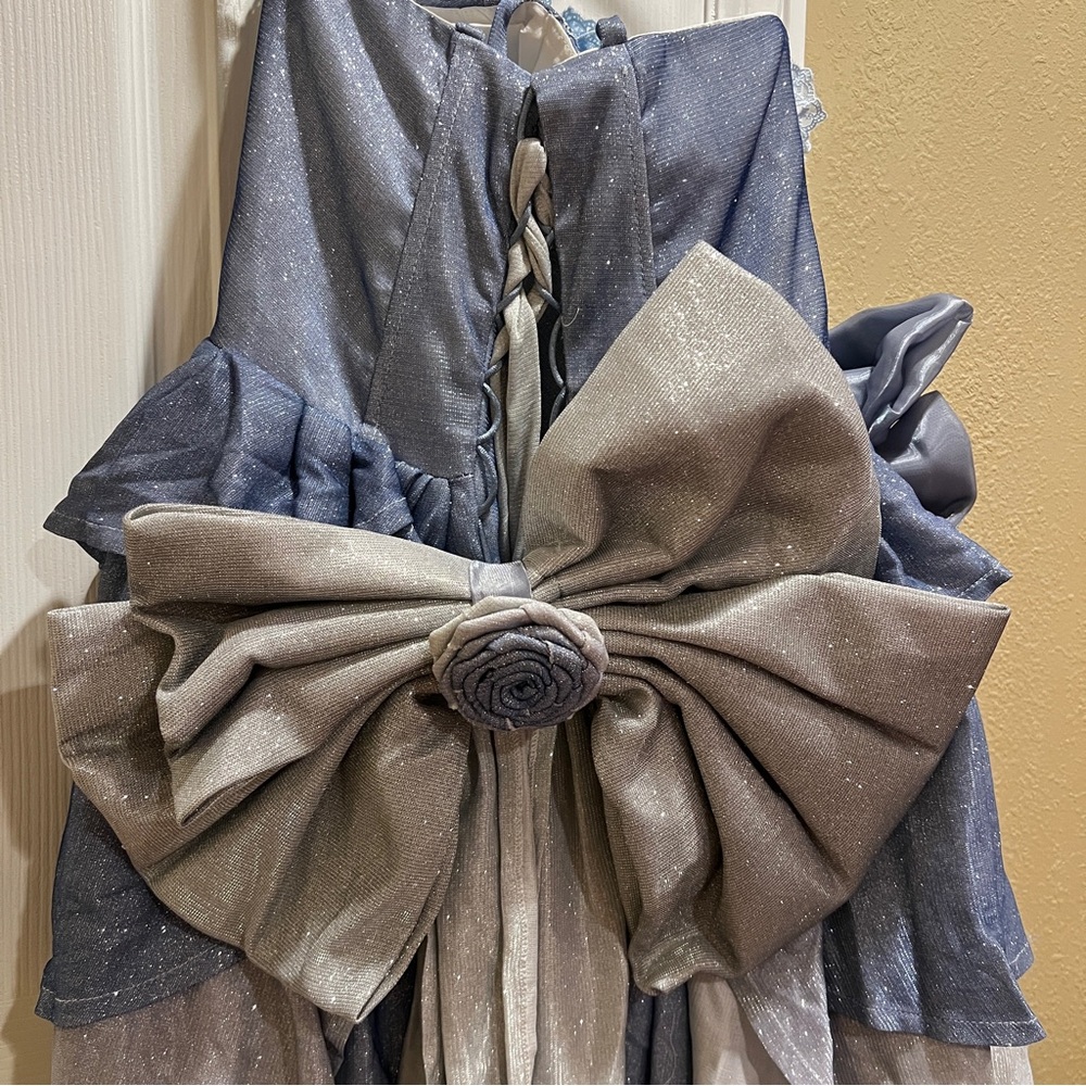 Elegant Blue Gown with Floral Accents - Picture 10 of 10